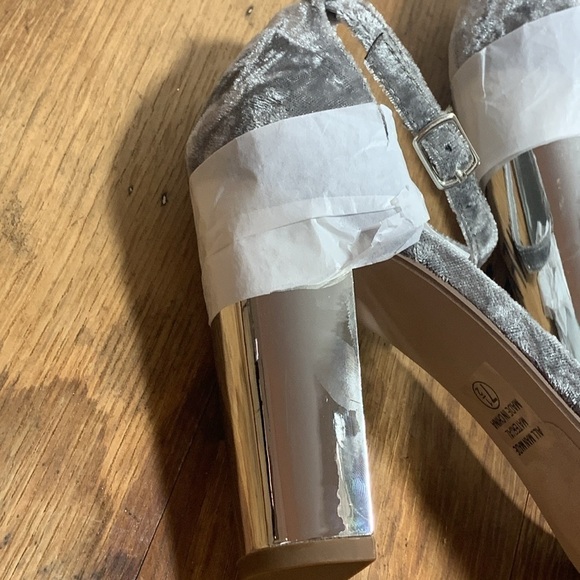 Delicious NWOT Gray Velvet Block Mirrored Chunky Ankle Strap Peep Toe Heels 7.5 - Picture 15 of 16